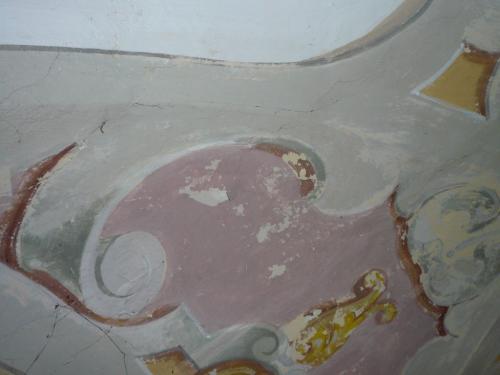 Detail stropu před&nbsp;restaurováním